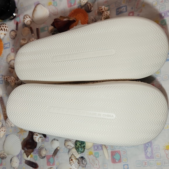 ZENANA Bee Kind White And Cream Fuzzy Slippers fit best for Womans Size 9 - Picture 4 of 5